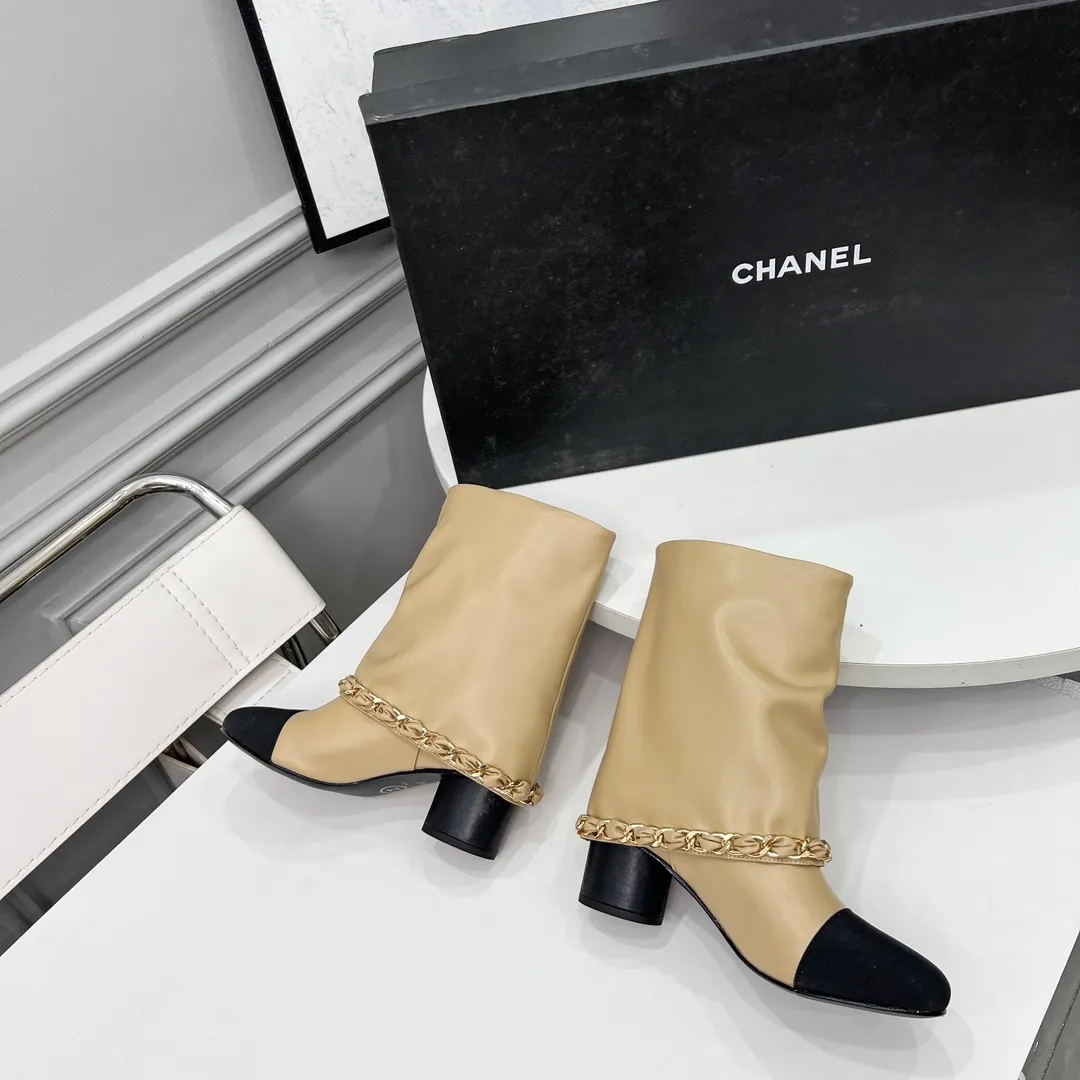 👟👟Ex-factory price 980👟👟 High version of Chanel CHANEL, 🌞🌞🌞Xiaoxiang’s latest boots for autumn and winter 2025, a must-have item for this autumn and winter! ! Ms. Chanel loves simple yet irresistible combinations to show her unique style. Mix and match freely to shine⚡Follow Grandma’s fashion steps! ! ! The top-notch craftsmanship and texture are perfectly presented. No matter any details, you can compare them with the counters. The best quality products can be entered and exited from the counters at will! ! ❶Material: imported cowhide ❷Inner lining: cowhide lining ❸Feet: cowhide lining ❹Outsole: original Italian leather outsole ❺Heel height: 5.5cm ❻Boot shaft height: 8 inches ❼Number: 35-40 (40 and 41 are customized and cannot be returned)